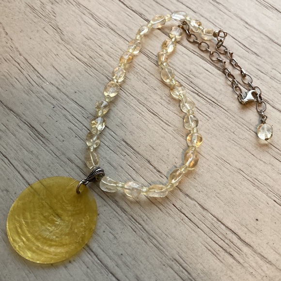 Sterling necklace with shell pendant - Picture 5 of 7